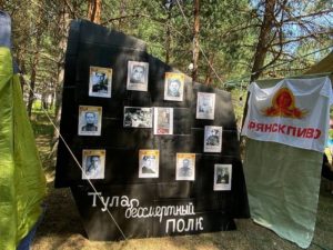 Города-герои на окраине Брянска: команды на фестивале «Лесное раздолье» стилизовали свои лагеря