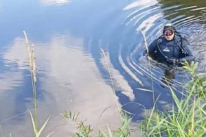 Брянские водолазы по заявке полиции искали вещдоки в реке Беседь
