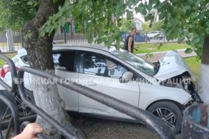 В Брянске автомобиль снес забор школы №19