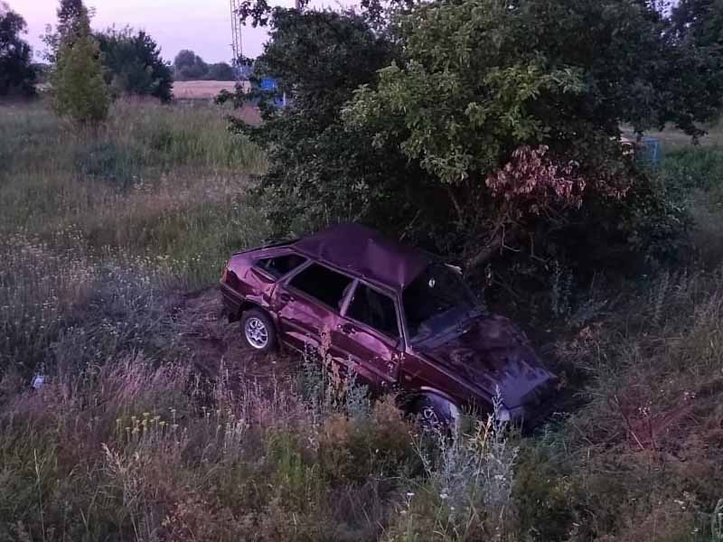 Под Погаром легковушка с пьяным водителем в ночи опрокинулась в кювет. Пострадал пассажир