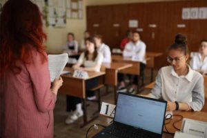 Рособрнадзор: 73 % школьников, пересдававших ЕГЭ, повысили свой балл