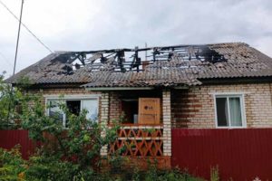 В Клинцах частный дом из-за удара молнии лишился крыши