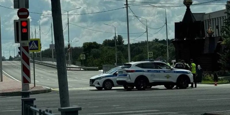 Славянский мост в Брянске перекрывали из-за предмета, примотанного скотчем к перилам