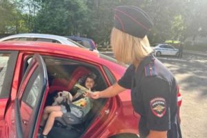 Автоинспекторы провели сплошные проверки водителей около детсадов Брянска