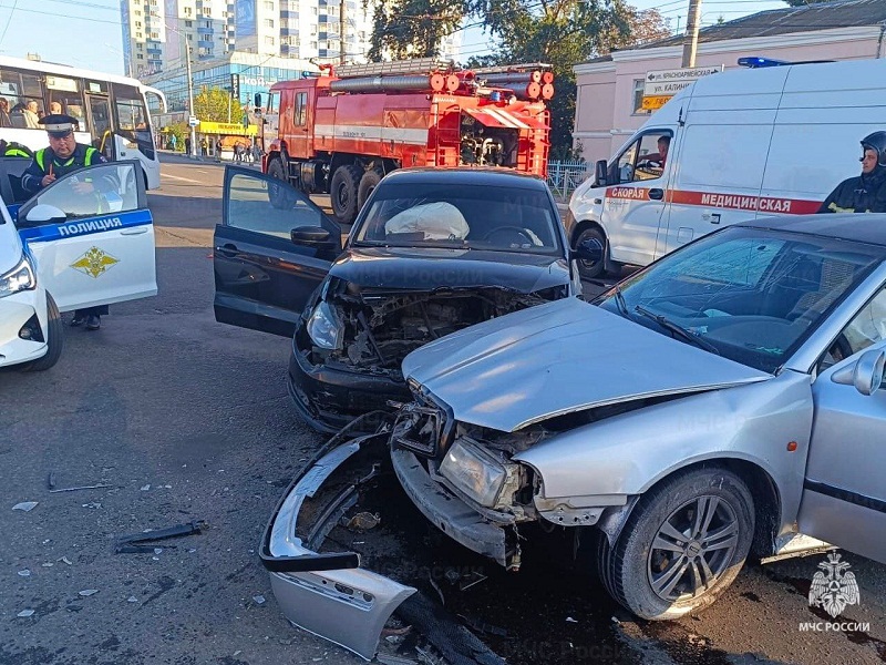 ДТП в Брянске: две легковых машины врезались друг в друга около автовокзала