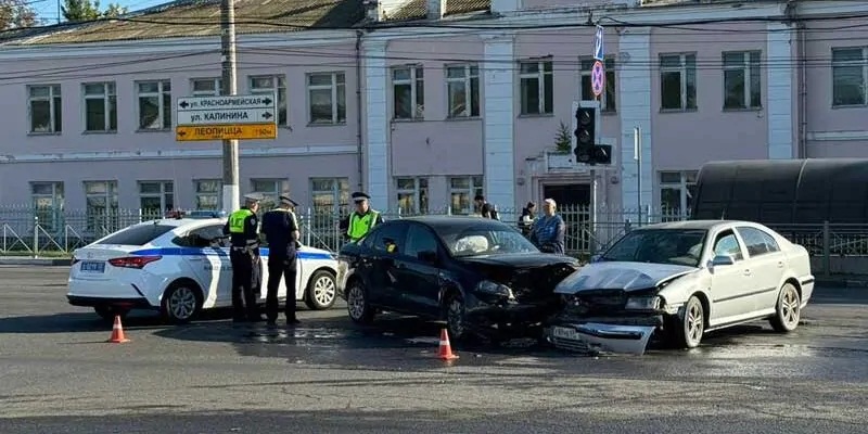 ДТП в Брянске: две легковых машины врезались друг в друга около автовокзала