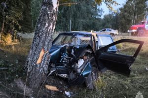 ДТП под Суражом: легковая машина врезалась в дерево