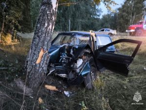 ДТП под Суражом: легковая машина врезалась в дерево