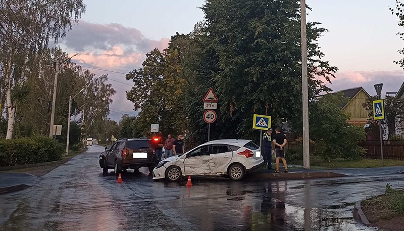 Подробности ДТП в Брянске: в перевернувшейся легковушке находились трое малолетних детей, их спасли автокресла