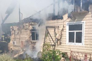 В деревне под Дятьково сгорел частный дом, пожилая хозяйка получила ожоги