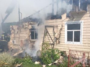 В деревне под Дятьково сгорел частный дом, пожилая хозяйка получила ожоги