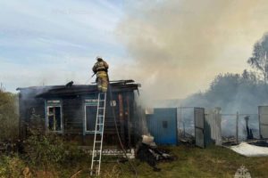 В деревне под Трубчевском сгорел жилой дом, «прихватив» соседний