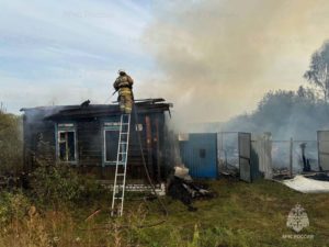 В деревне под Трубчевском сгорел жилой дом, «прихватив» соседний