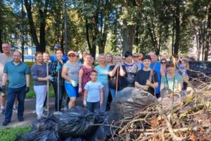 На первом общегородском субботнике в Брянске три тысячи человек собрали более 420 кубов мусора