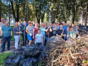 На первом общегородском субботнике в Брянске три тысячи человек собрали более 420 кубов мусора