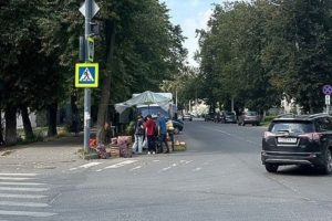 Власти Бежицы вывезли нелегальных торговцев с проезжей части на Медведева