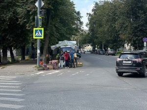 Власти Бежицы вывезли нелегальных торговцев с проезжей части на Медведева