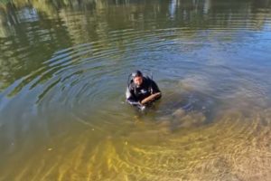 Брянские водолазы под Жуковкой достали из Десны неразорвавшийся снаряд