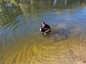 Брянские водолазы под Жуковкой достали из Десны неразорвавшийся снаряд