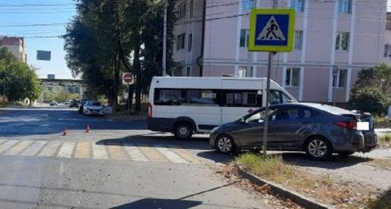 ДТП в Брянске: в столкновении легковушки и маршрутки травмирована пассажирка автобуса