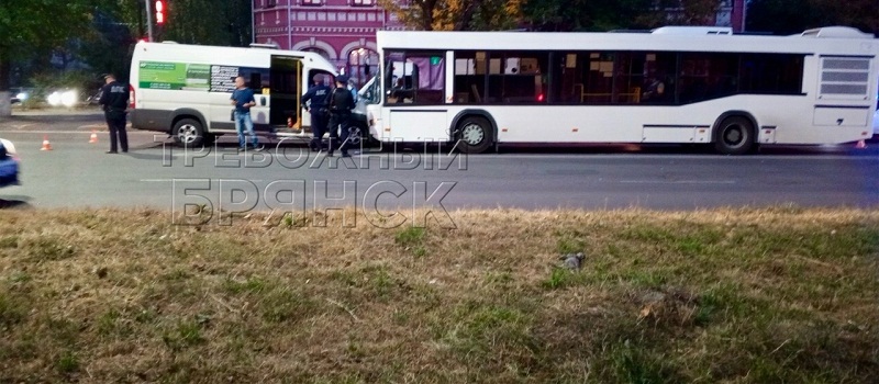 ДТП в Брянске: маршрутка врезалась в автобус, водителю маршрутки стало плохо