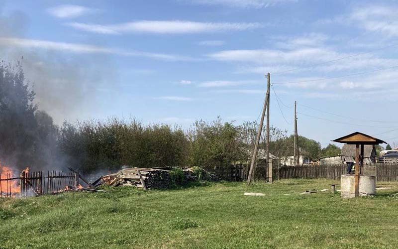 В Брасовском районе сгорел дом, хозяева не пострадали — МЧС