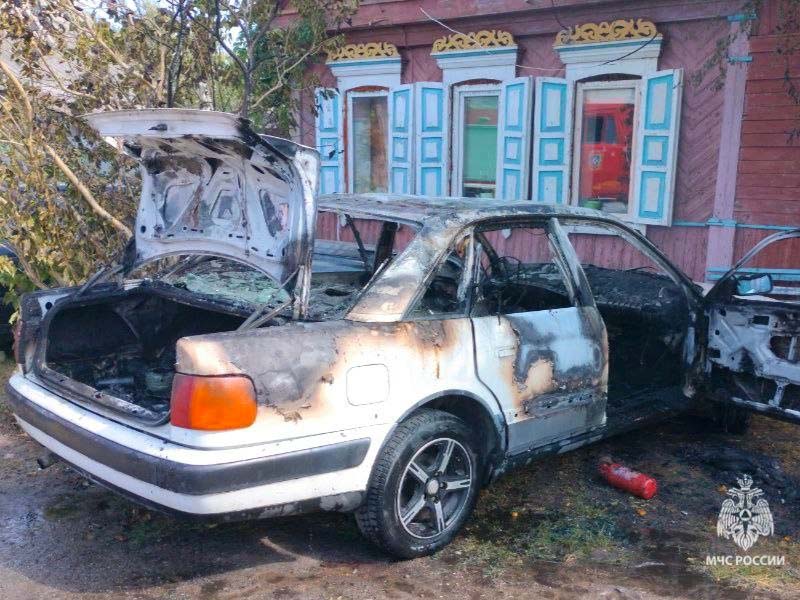 В Новозыбкове сгорел легковой автомобиль, пострадавших нет