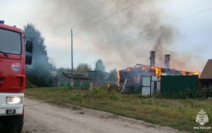 В деревне под Новозыбковом сгорели два жилых дома с хозпостройками