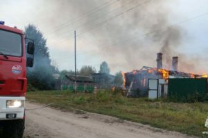 В деревне под Новозыбковом сгорели два жилых дома с хозпостройками