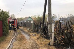 В Брянске в «Черемушках» сгорела дача с хозпостройками, соседние едва «отбили»