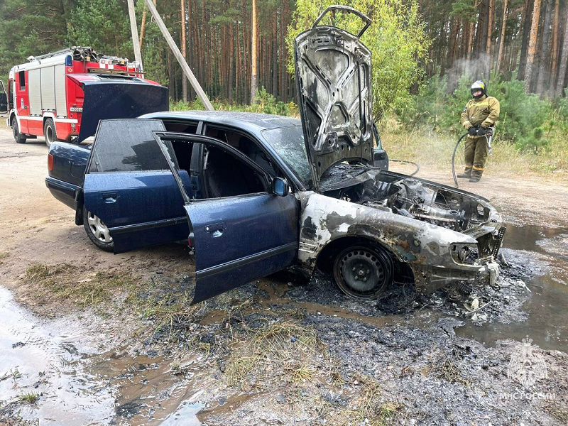 Легковой автомобиль сгорел на улице в Клинцах