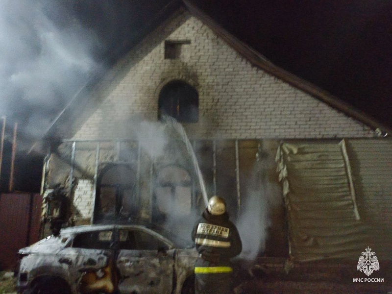 Легковой автомобиль сгорел ночью в Почепе