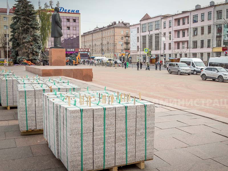 В Брянске начался капремонт площади Ленина. С демонтажа плитки