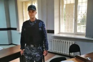 Судебный пристав обезвредил нарушителя, угрожавшего ножом в здании Володарского райсуда