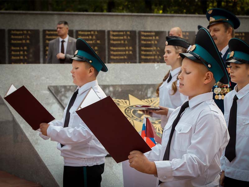 Брянские кадеты принесли присягу на воинском мемориале в Бежице