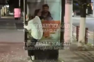 В Брянске установили личность парня, разбившего рекламный щит в центре города