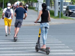 Минтранс предложил ограничить скорость езды на самокате рядом с пешеходами до 10 км/ч