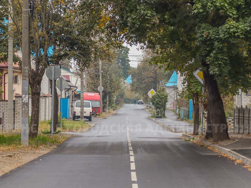 На 1,5 км частного сектора сотня дорожных знаков — в Брянске завершился капремонт улицы Чехова