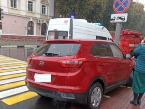 ДТП в Брянске: легковушка въехала в столб в центре города