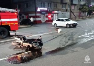 ДТП в Брянске: водитель легкового авто снёс мотоциклиста, обошлось без серьёзных травм