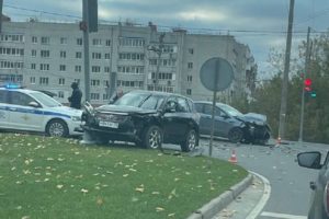 ДТП под Брянском: внедорожник протаранил легковушку и светофор, двое травмированных