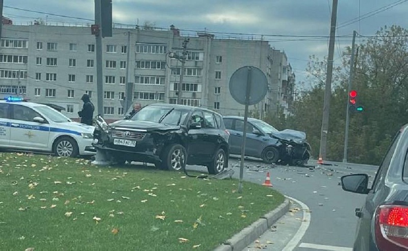 ДТП под Брянском: внедорожник протаранил легковушку и светофор, двое травмированных