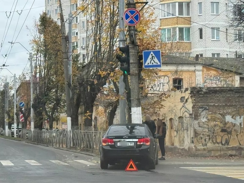 ДТП в Брянске: две машины не разъехались друг с другом, одна из них – со столбом