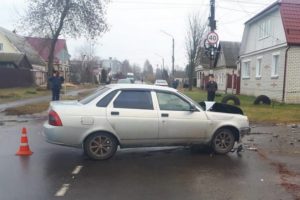 ДТП в Карачеве: два человека оказались в больнице после столкновения на перекрёстке