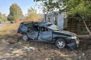 На трассе под Погаром «легковушка» врезалась в дерево, два пассажира травмированы