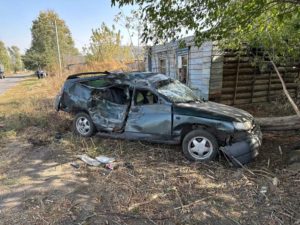 На трассе под Погаром «легковушка» врезалась в дерево, два пассажира травмированы