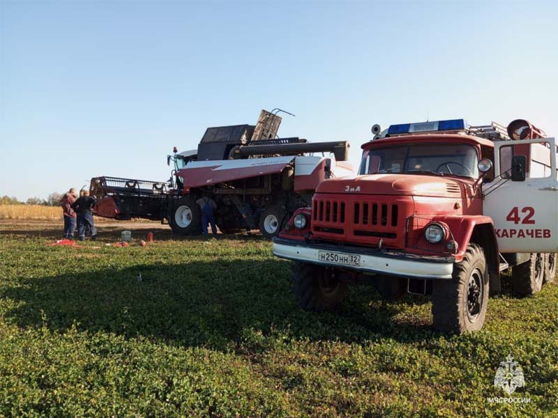 В поле под Карачевом загорелся комбайн. Пострадавших нет