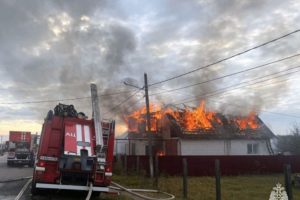 Пожар в Брянске: сгорел частный жилой дом на окраине города, жертв нет