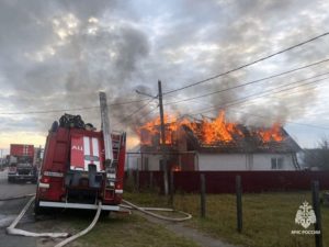 Пожар в Брянске: сгорел частный жилой дом на окраине города, жертв нет