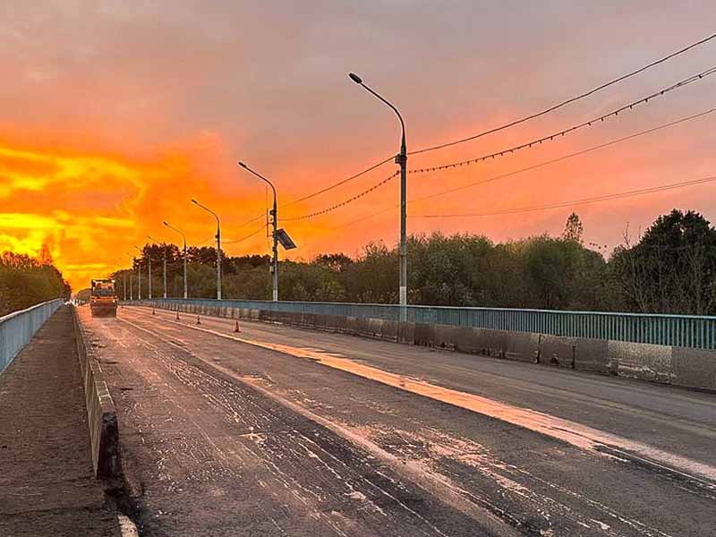 В Брянске за двое суток подновили Болвинский мост. На очереди ночная дорожная разметка